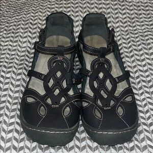 Comfy and cute sport sandals.